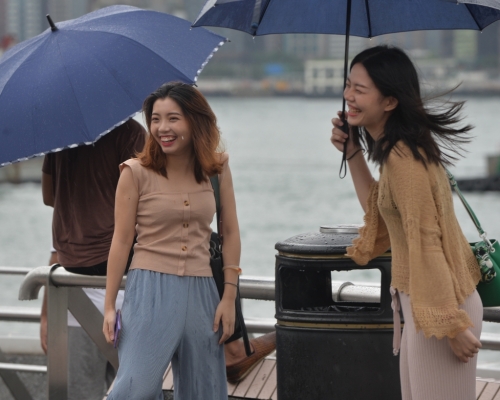 天文台在早上5時10分發出黃色暴雨警告信號。