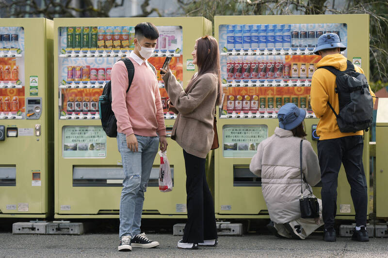 日本自動販賣機大漲價，樽裝飲料突破200日圓門檻。美聯社