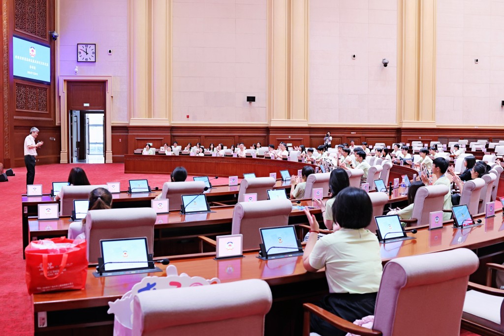 交流團團員於北京市政協會議廳內聽講政協代表詳細介紹政協歷史與職能。 交流團團員於北京市政協會議廳內聽講政協代表詳細介紹政協歷史與職能。