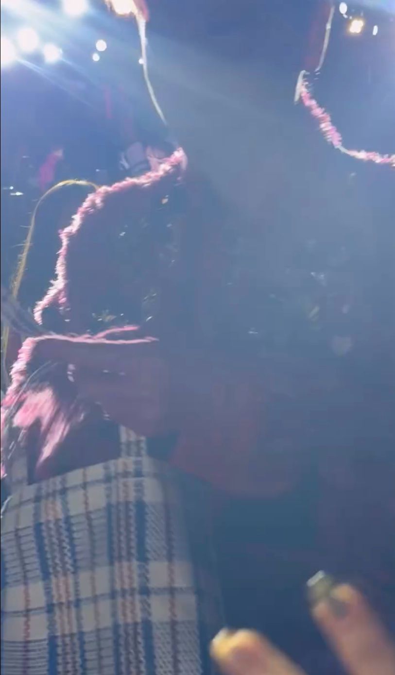 佐藤健以紅白藍袋裝着小禮物送給fans。