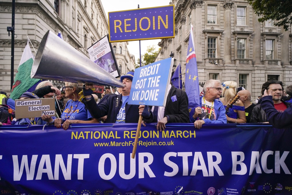 数以千计的示威者在伦敦市中心参加游行示威和集会。AP图片