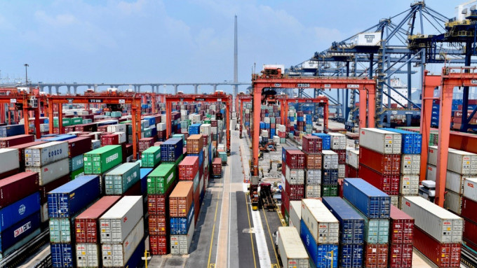 余偉文表示，本港貨物出口逐步回穩，按年增長12%。資料圖片