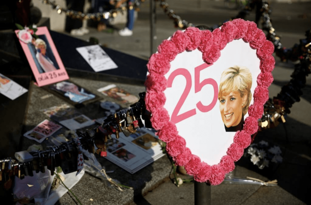 去年戴安娜王妃逝世25周年纪念日，悼念者聚集在她当年发生车祸丧生的地点，献上鲜花，并留下卡片致意。路透社