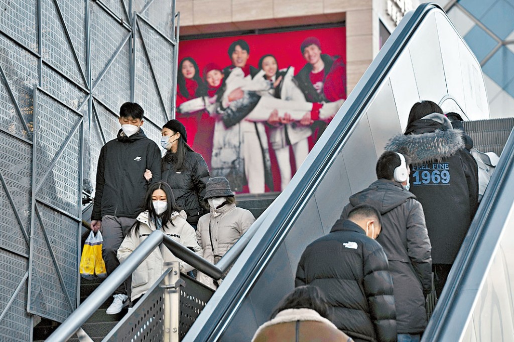 北京西單商業區重現購物人潮。
