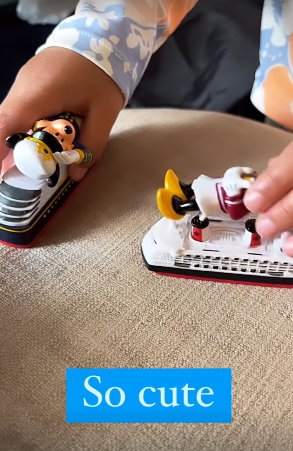 張栢芝與囝囝一邊玩玩具一邊以英文交流。