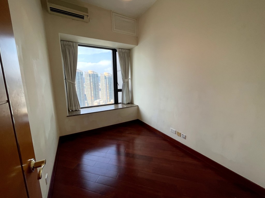 房內設有窗台,可多花心思加以布置善用。