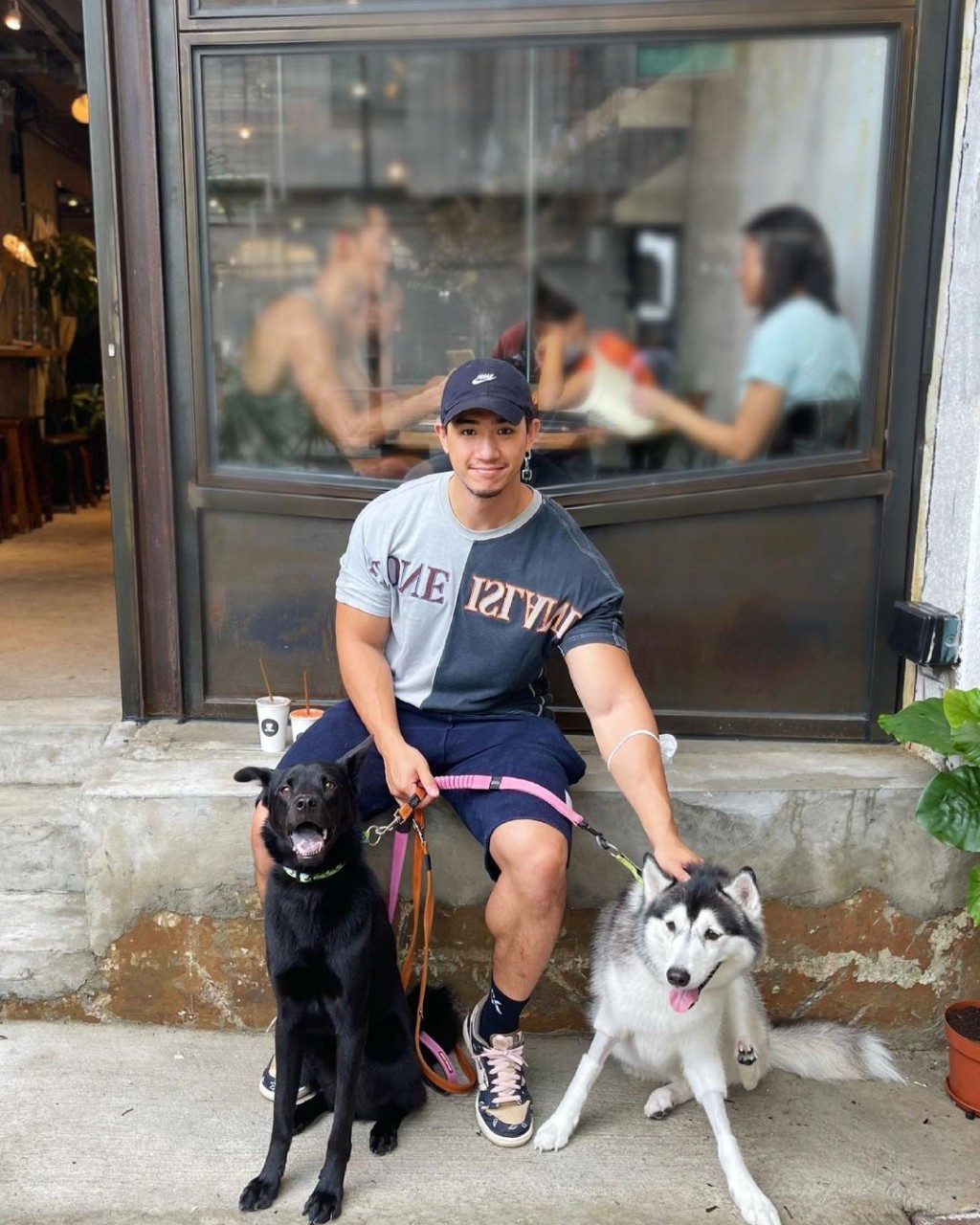 胡智同经常跟家中爱犬合照。