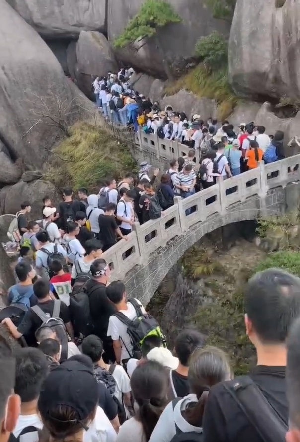 國慶假期黃山擠滿遊客，通道水泄不通。網上圖片
