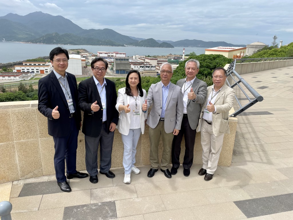 謝展寰(右三)與立法會環境事務委員會訪問團在大亞灣核電站合照。
