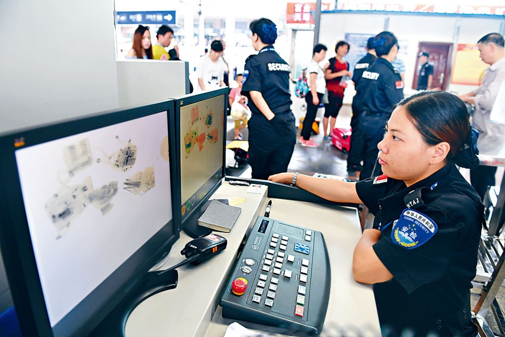 内地火车站对旅客行李进行安检。