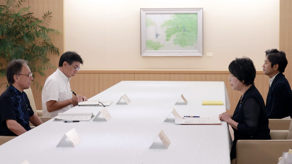 沖繩縣知事玉城丹尼2024年向時任外相上川洋子請願,抗議美軍在沖繩縣發生的一系列「無視女性人權和尊嚴的嚴重惡性案件」。 法新社 沖繩縣知事玉城丹尼2024年向時任外相上川洋子請願,抗議美軍在沖繩縣發生的一系列「無視女性人權和尊嚴的嚴重惡性案件」。 法新社