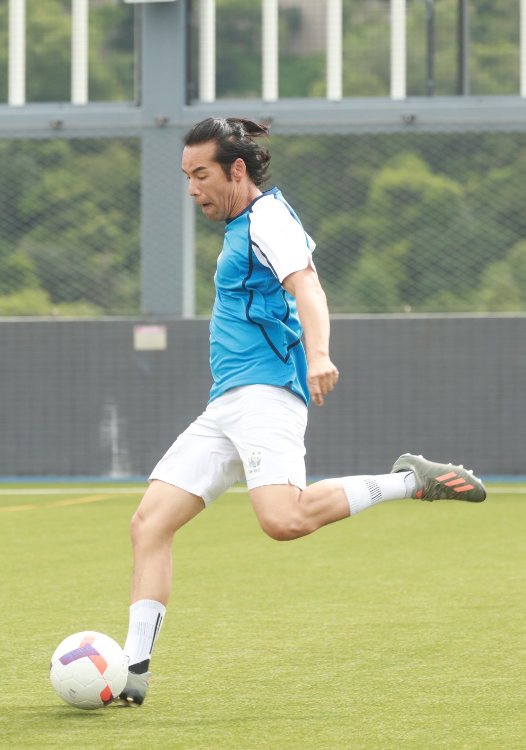 荣担任蓝队足球队长，上场后落力传球予队友，为他们制造入球机会。