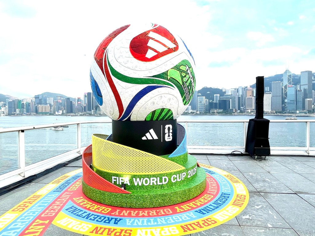位於尖沙咀廣東道海港城海運觀點碼頭頂層出席「adidas FIFA 世界盃26™️ The Yard」設有不少打卡位，包括這個巨型世界盃的皮球。徐嘉華攝