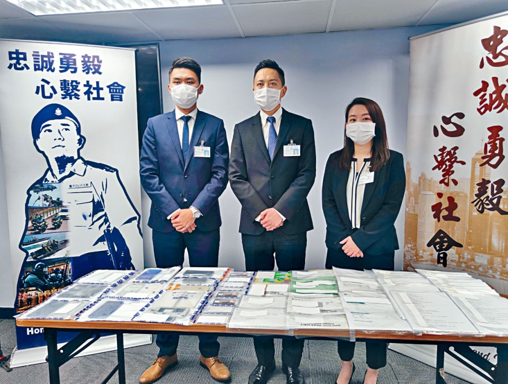 署理警司武少禧（中）、高級督察盧潔瑩（右）及督察梁冠灝（左）講述案情及展示證物。