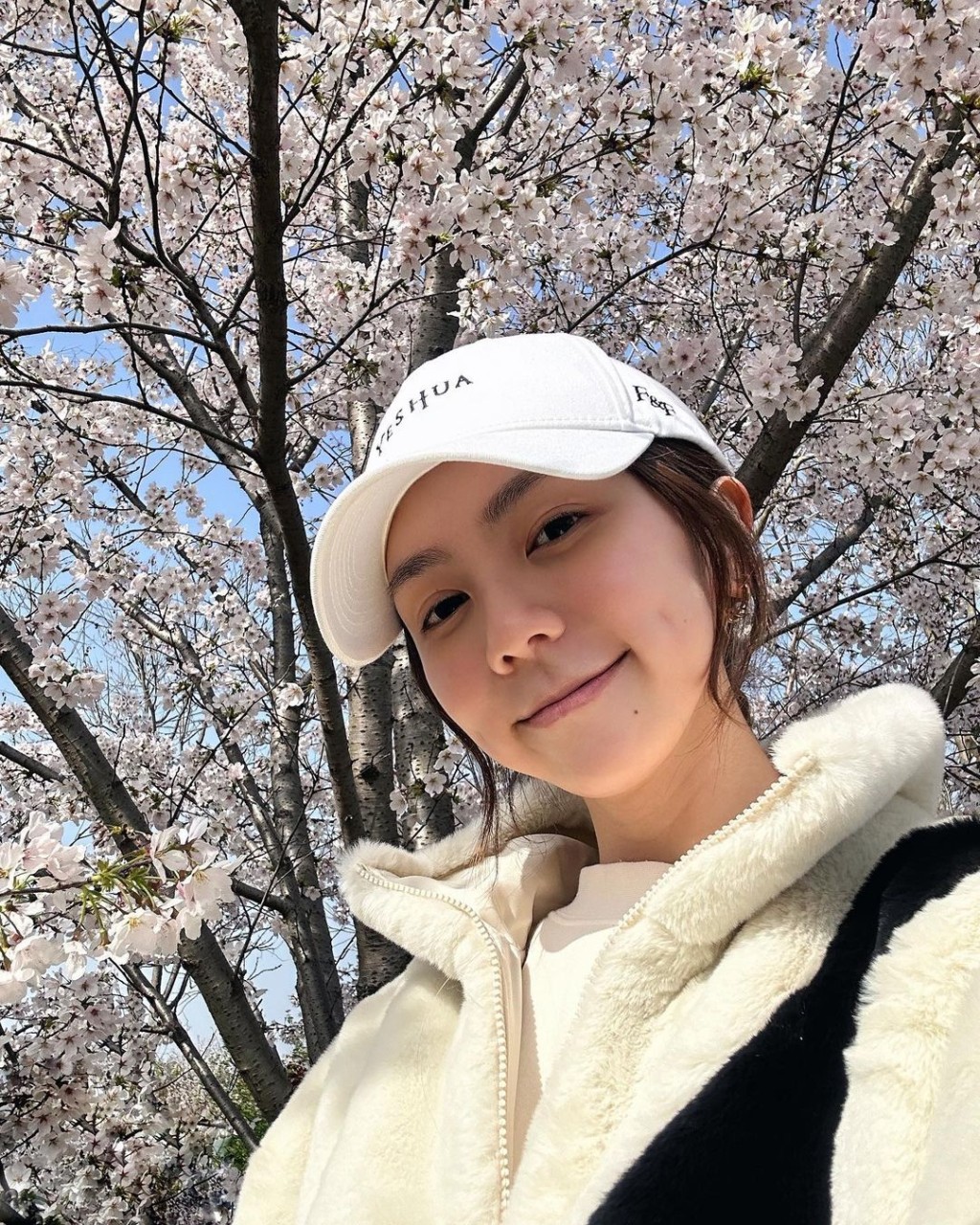 鄧紫棋早前遊日本，在櫻花樹下拍照。