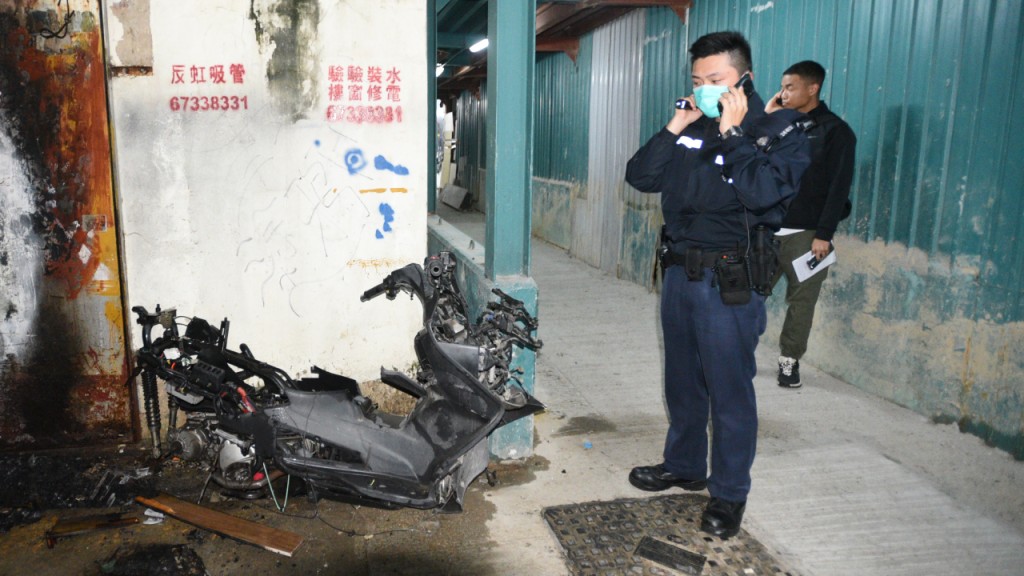大角咀後巷電單車陷火海 遭焚毀燒剩支架
