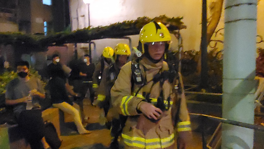 消防到場救火，並疏散居民。蔡楚輝攝