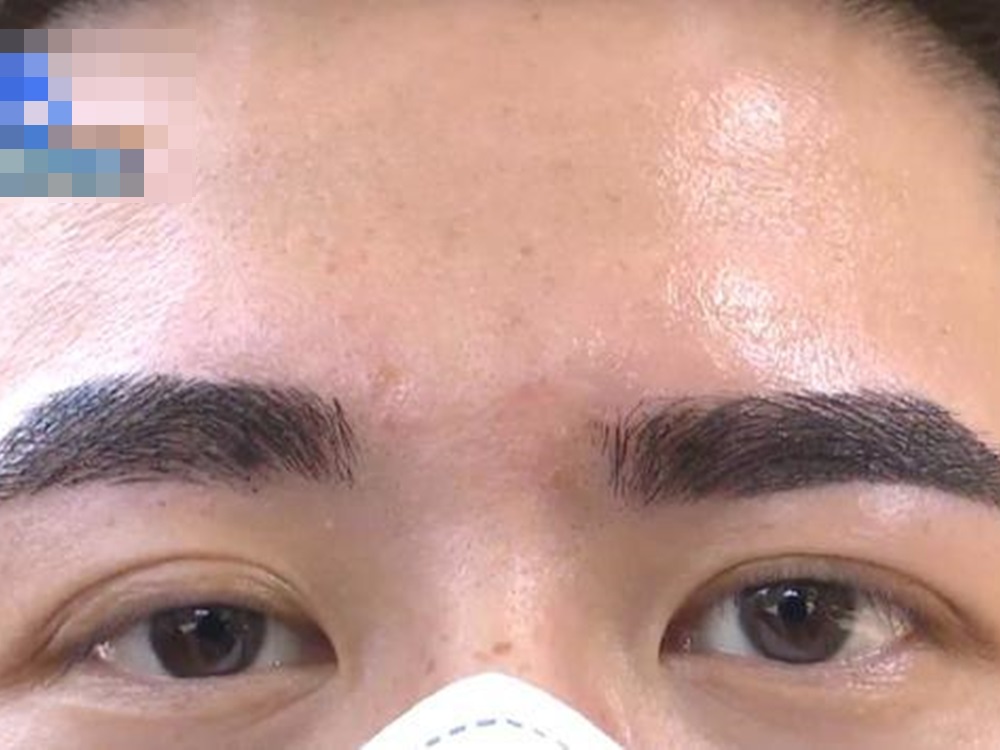 鄭先生對紋眉效果極為不滿。網上圖片