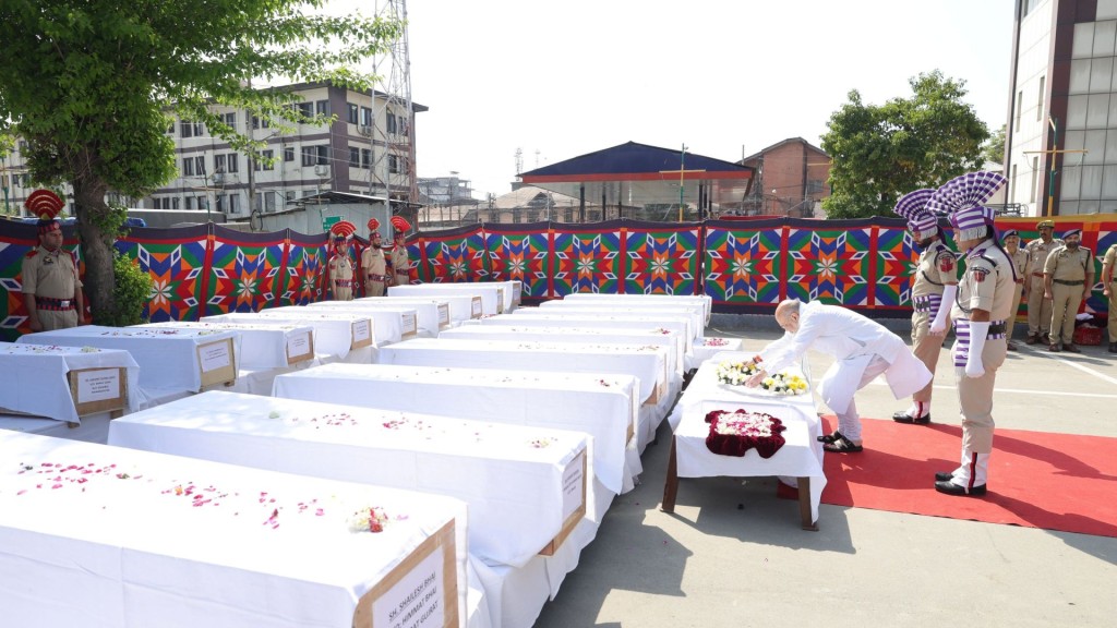 印度聯邦內政部長沙阿向恐襲死者致意。  X@AmitShah