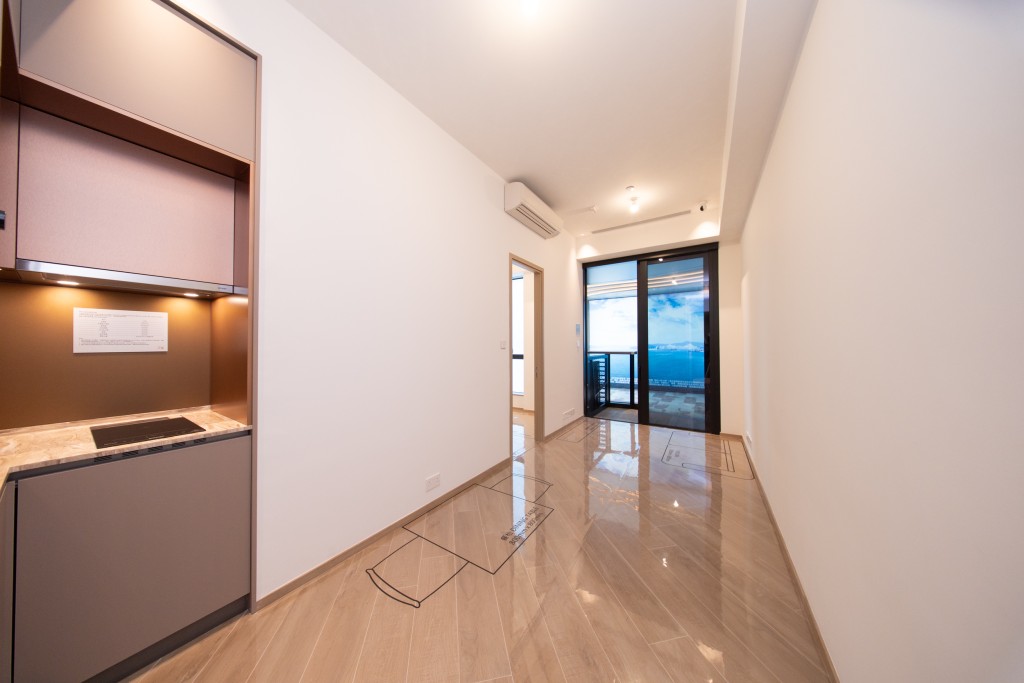 示範單位設長型客飯廳並配以最高約3.4米樓底，單位間隔方正實用。