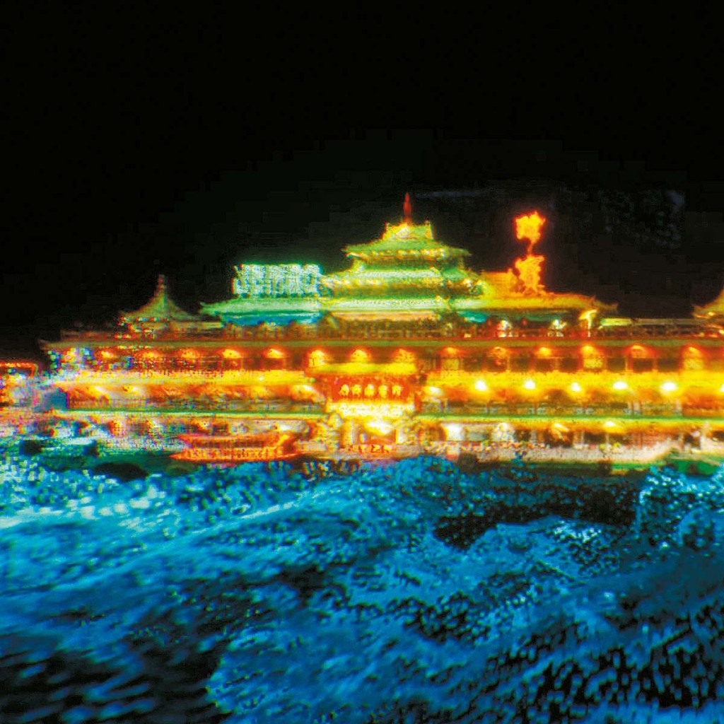 視覺藝術家Moon.noon融合意大利交響樂和香港城市聲音，透過數碼藝術創作撥人心弦的沉浸式視聽裝置。