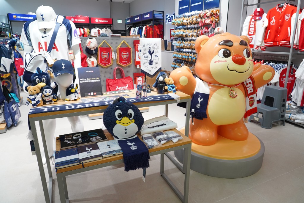 球迷已經搶先到官方商店購買心儀球隊的周邊商品。 球迷已經搶先到官方商店購買心儀球隊的周邊商品。