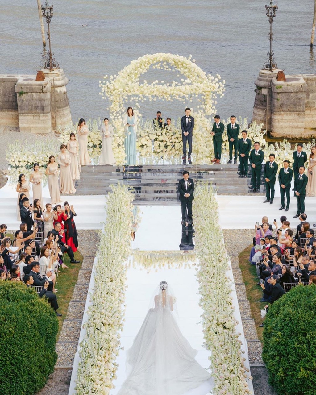 文詠珊的婚紗為澳洲婚紗品牌Paolo Sebastian的高訂款式，要價約為65萬元。