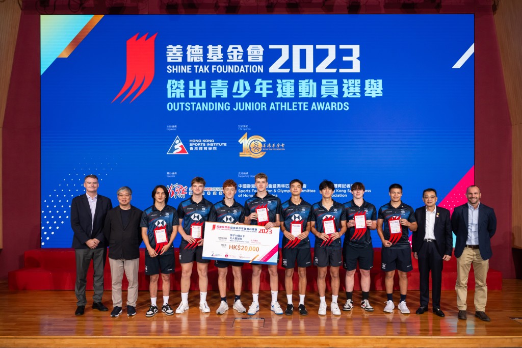 善德基金會副主席王亞明先生(右二),聯同中國香港體育協會暨奧林匹克委員會義務 副秘書長黃寶基先生MH(左二),頒發第四季「傑出青少年運動員」獎項予男子18歲 以下七人欖球隊。 公關圖片