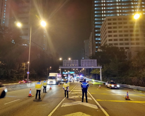 警方採取行動。