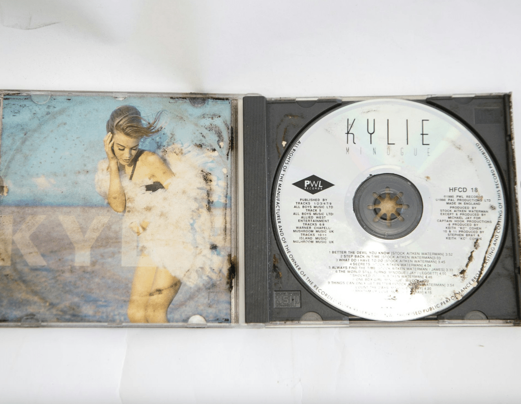 時間膠囊內包括一張澳洲天后Kylie Minogue的專輯CD《Rhythm of Love》。倫敦大奧蒙德街兒童醫院網頁 時間膠囊內包括一張澳洲天后Kylie Minogue的專輯CD《Rhythm of Love》。倫敦大奧蒙德街兒童醫院網頁
