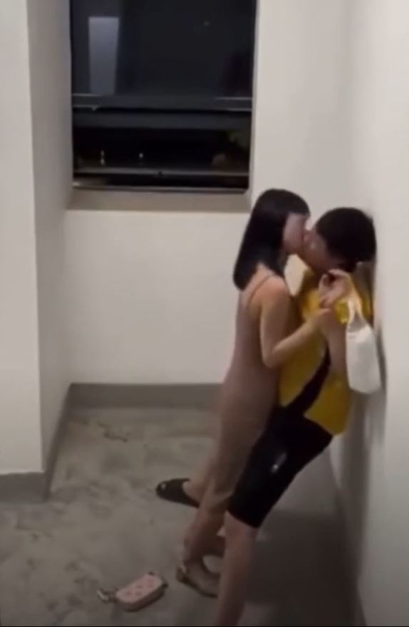 視頻中女子強推男「外賣員」索吻。