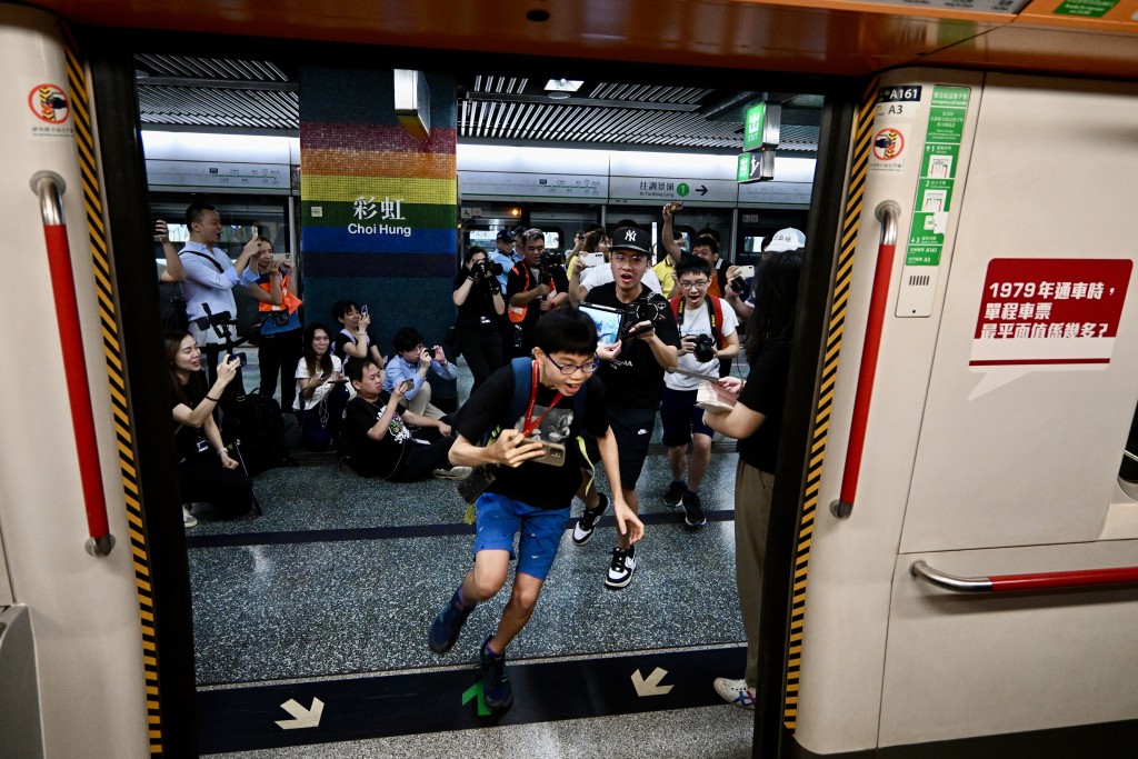 列車開門一刻，參觀者湧上車廂參觀。蘇正謙攝