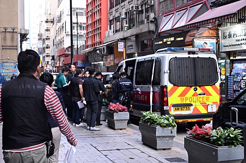 大批探員在場調查。 大批探員在場調查。