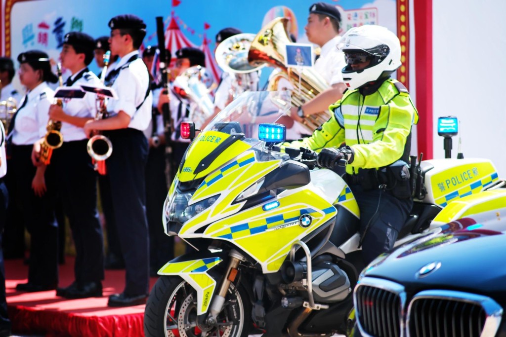 香港警察樂隊少年團與新界南交通車隊型格亮相,樂聲伴隨車影,為開幕儀式加添熱鬧氣氛。 香港警察樂隊少年團與新界南交通車隊型格亮相,樂聲伴隨車影,為開幕儀式加添熱鬧氣氛。