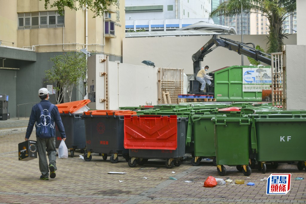政府计画在垃圾徵费适应期内，向公屋住户等派发专用垃圾袋。资料图片