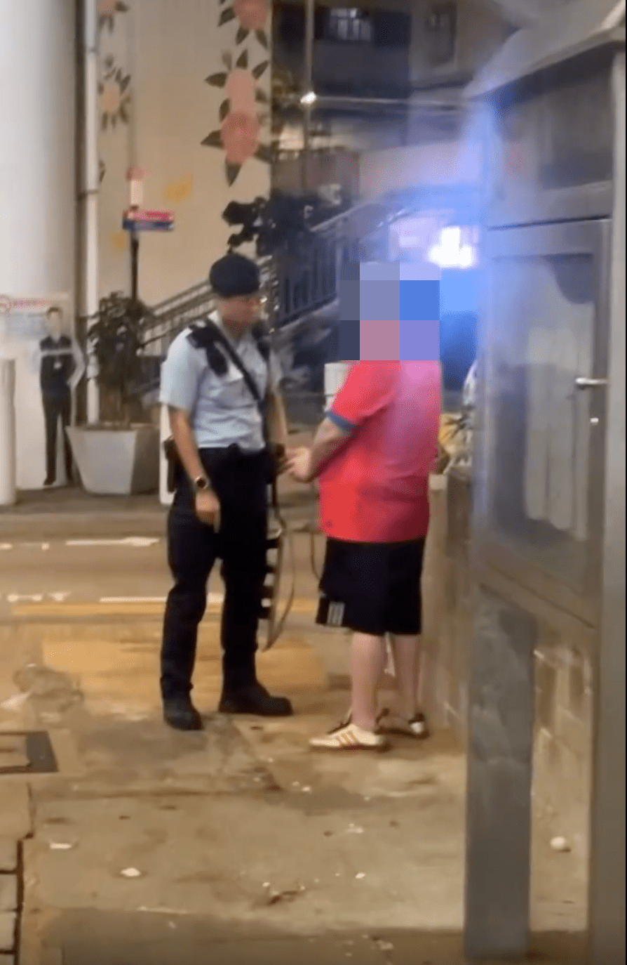 一名軍裝警員截查男子時手持盾牌。Threads@_fatcheung_ 影片截圖 一名軍裝警員截查男子時手持盾牌。Threads@_fatcheung_ 影片截圖