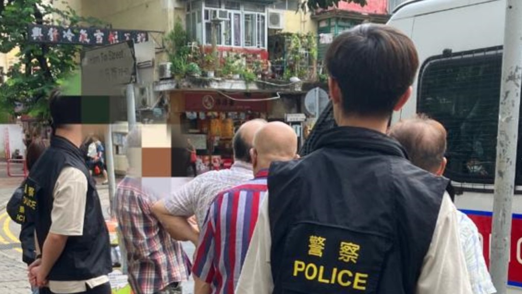 涉街頭聚賭 石壁遷置村5長者被捕。警方圖片