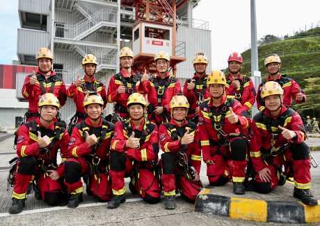 消防处高空拯救专队助理消防区长李巍（后排左四）指，该专队于2018年台风山竹吹袭香港期间曾处理多宗塌树事故。苏正谦摄