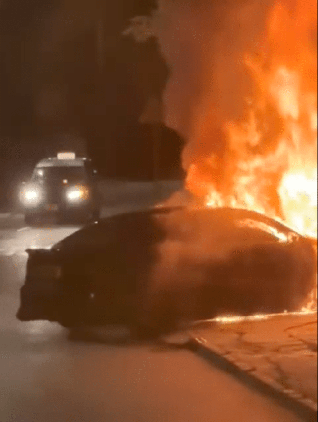 私家车车头严重焚毁，付之一炬。网上片段截图