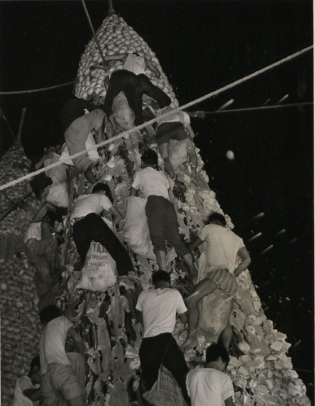 拿到越多及越接近包山頂的包子，代表取得越多福氣，圖為1969年，巿民搶包山場面。圖片：The National Archives UK