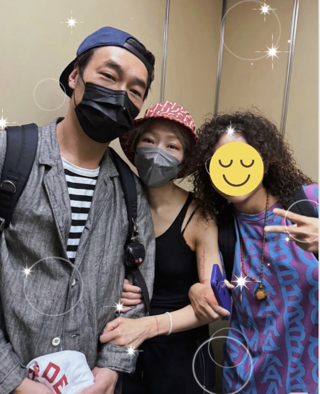 昨日有網民在小紅書分享與許志安和鄭秀文的合照,鄭秀文罕有地公開翹實老公。 昨日有網民在小紅書分享與許志安和鄭秀文的合照,鄭秀文罕有地公開翹實老公。