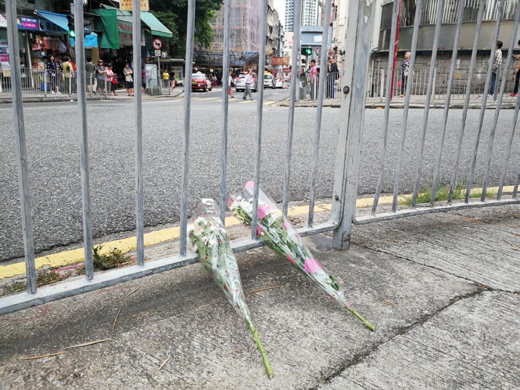 下午4時左右，現場有人為女死者獻花。