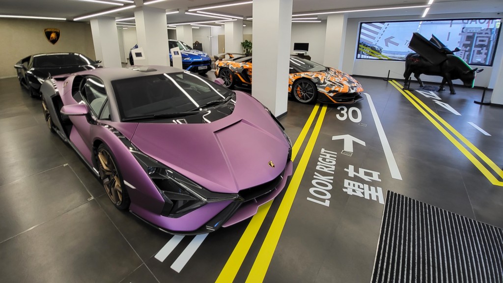 ●林寶堅尼專店HK30展覽，主角包括Sian(左)及Aventador SVJ63(右)限量版跑車。