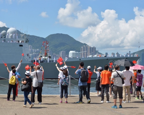 大批市民到場歡送遼寧號艦隊。