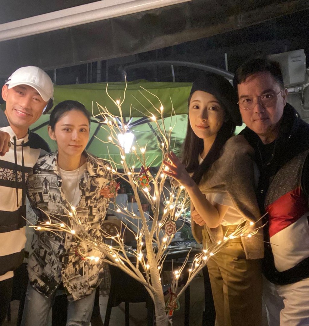 （左起）林峯、張馨月、薇薇和丈夫莫贊生。