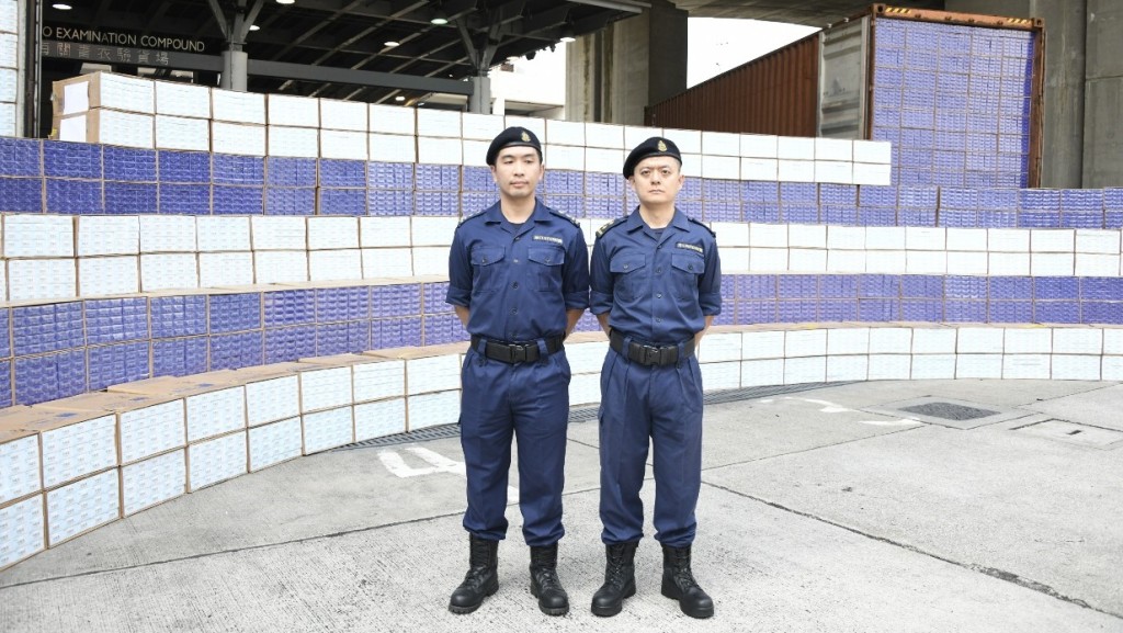 海關官員講述偵破海上走私香煙活動。楊偉亨攝