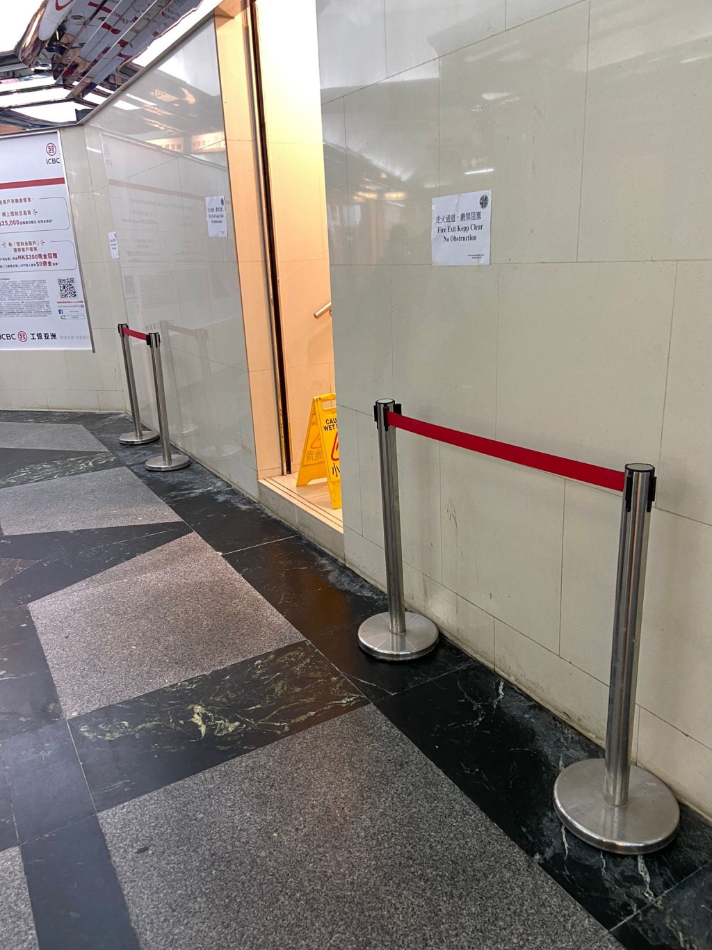 管理處在走廊圍膠帶禁止擺貨。