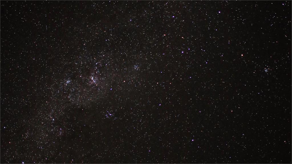 韋伯望遠鏡發現130億年前黑洞 質量為太陽的900萬倍。 unsplash.com 