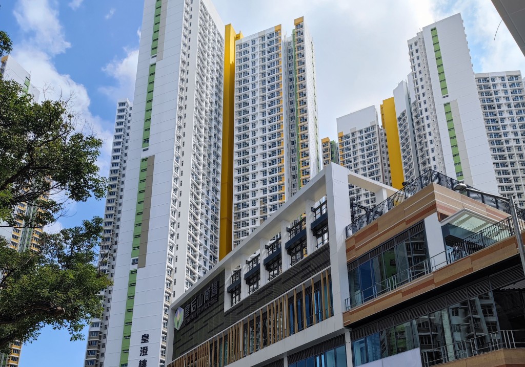 皇后山邨第1和第7座(圖),以及葵涌荔景邨恒景樓徵用作隔離設施。 資料圖片