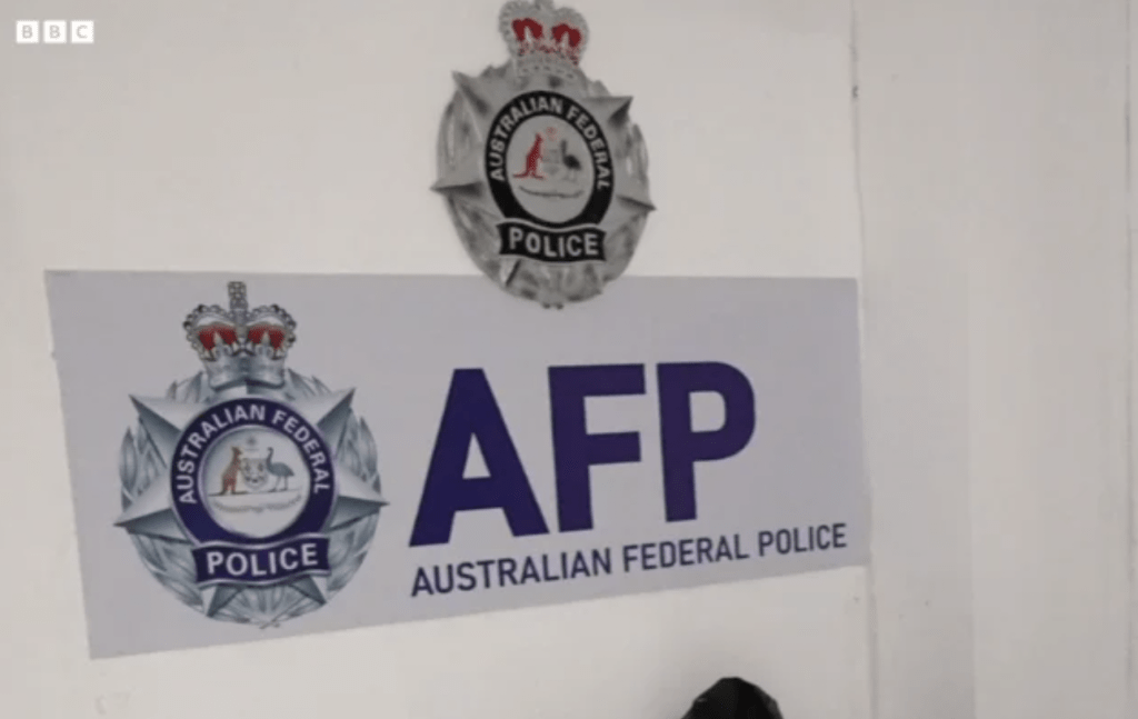 大楼内设有多个精心布置的房间，模拟中国、澳洲、新加坡、巴西及印度等地的警局与公安局、假越南银行。BBC画面截图